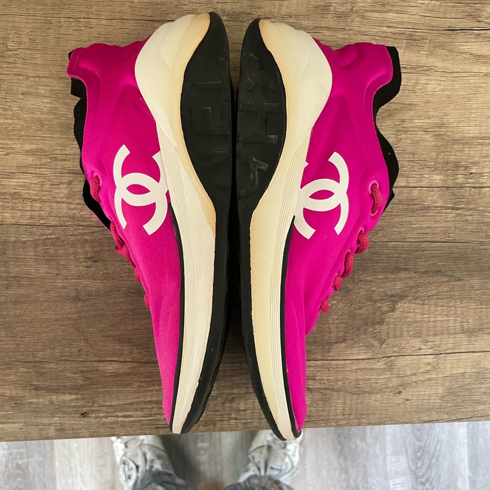 CHANEL Pink Sneakers with White Logo and Streamlined Design - Picture 5 of 7